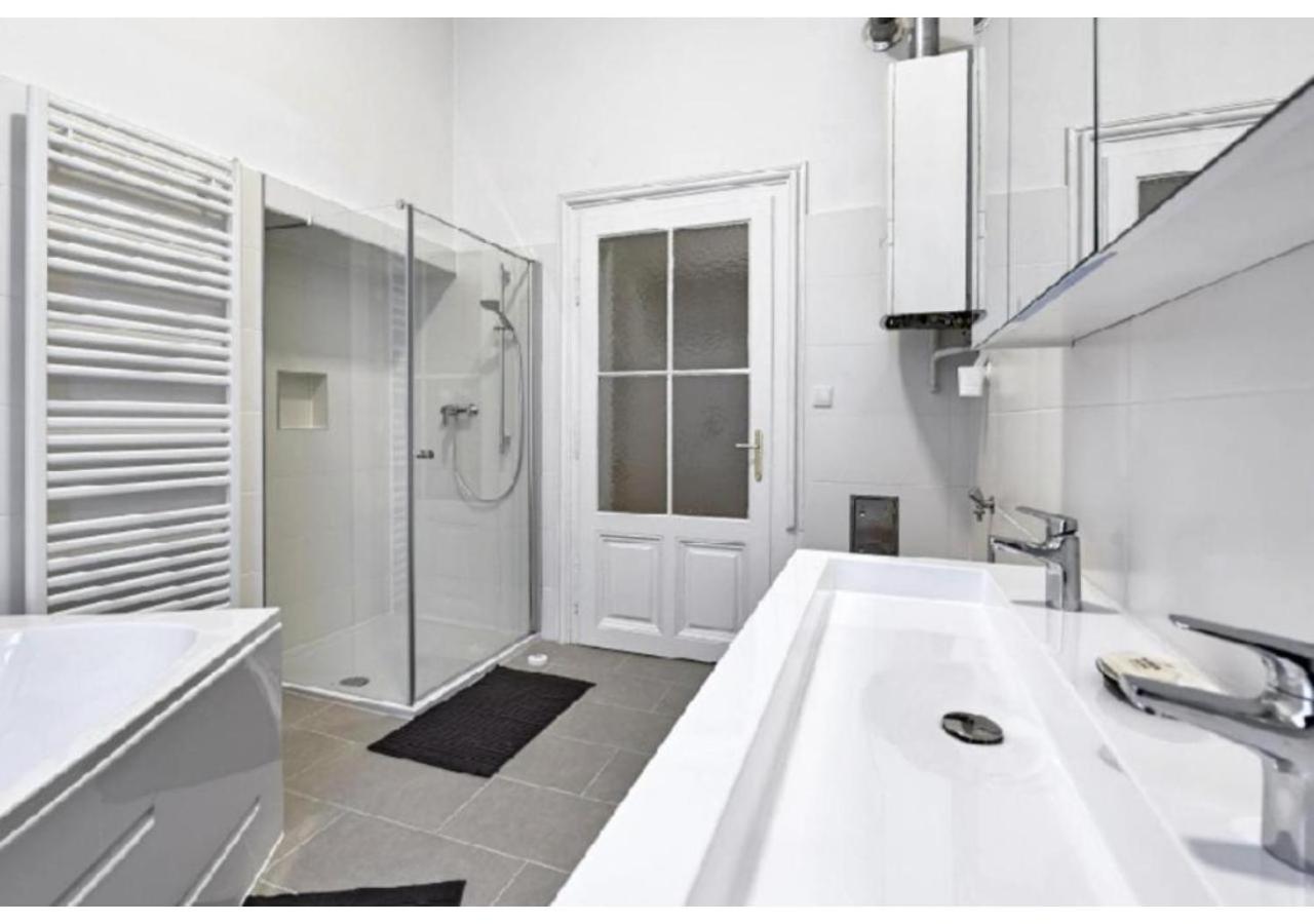 Apartmán Luxurious, 2 Min To Casino And Roemertherme Baden Exteriér fotografie